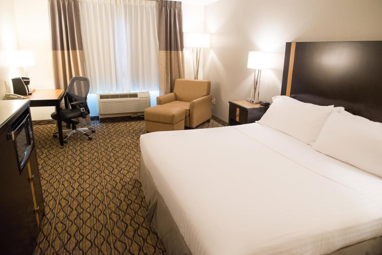 Holiday Inn Express Hotel & Suites Chanhassen By Ihg Exterior photo
