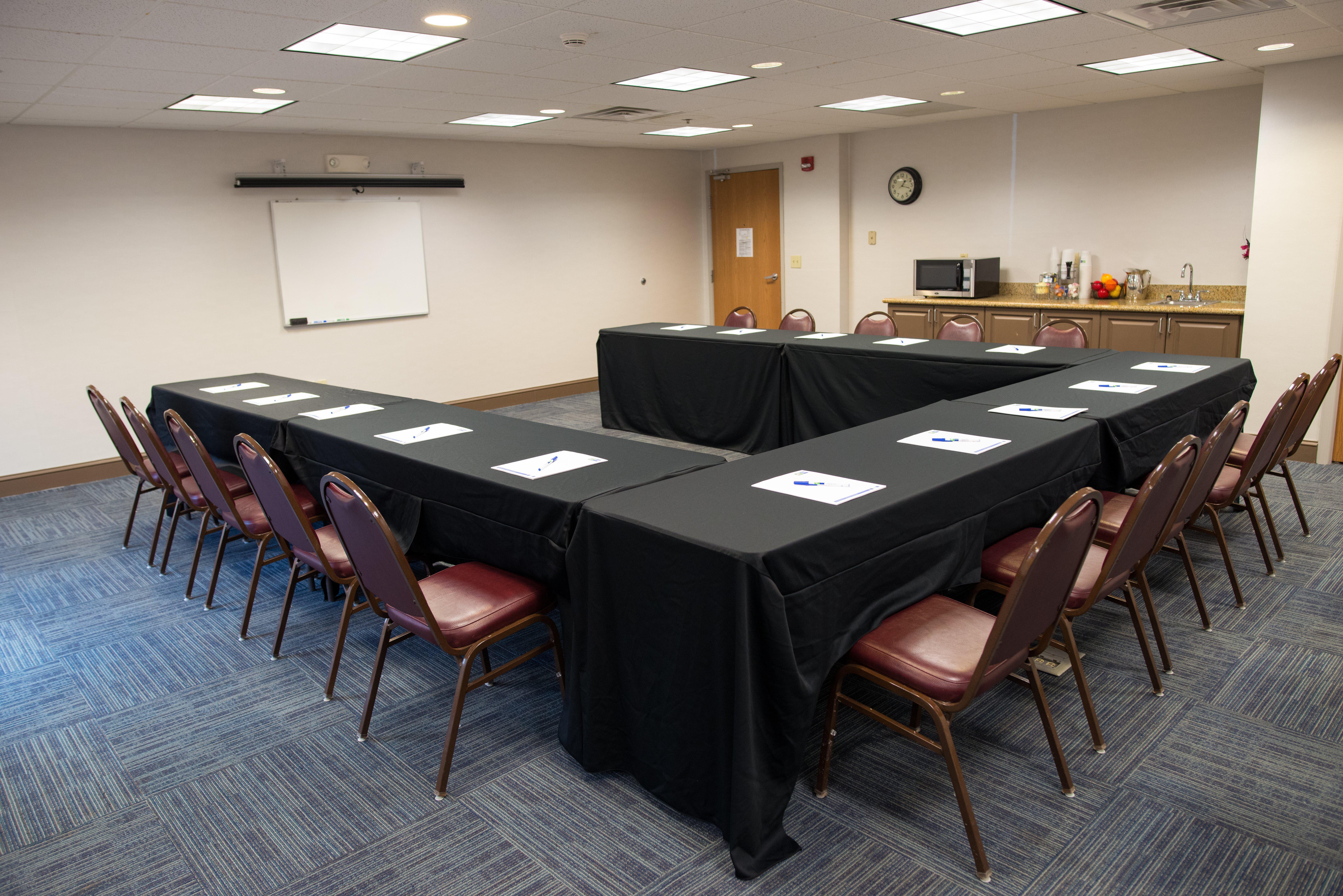 Holiday Inn Express Hotel & Suites Chanhassen By Ihg Exterior photo