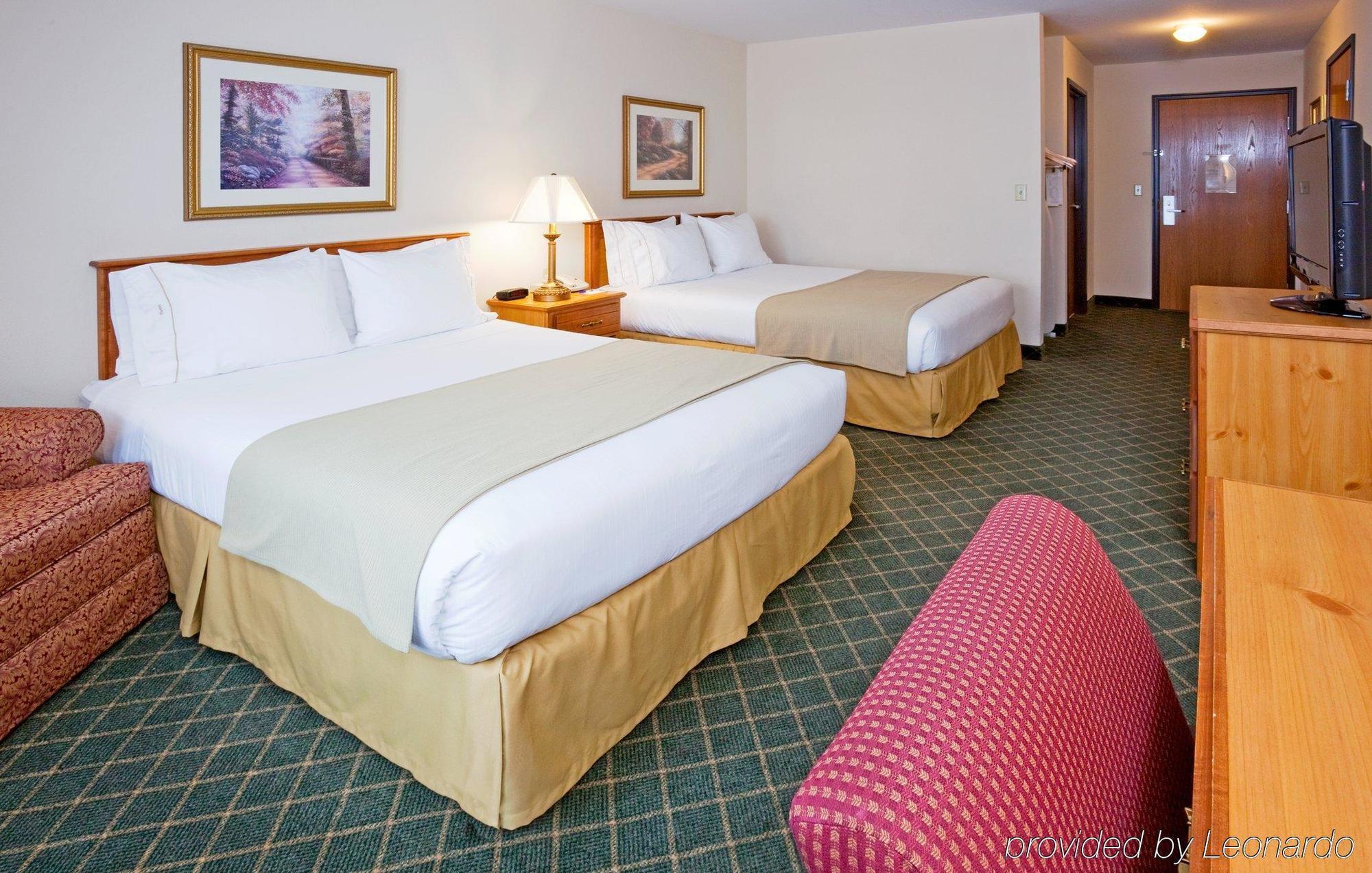 Holiday Inn Express Hotel & Suites Chanhassen By Ihg Room photo