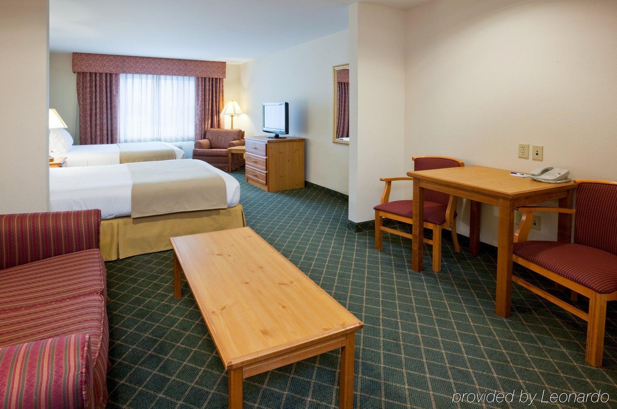 Holiday Inn Express Hotel & Suites Chanhassen By Ihg Room photo
