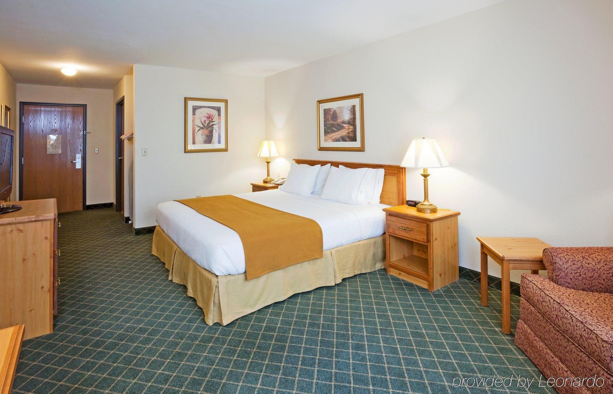 Holiday Inn Express Hotel & Suites Chanhassen By Ihg Room photo