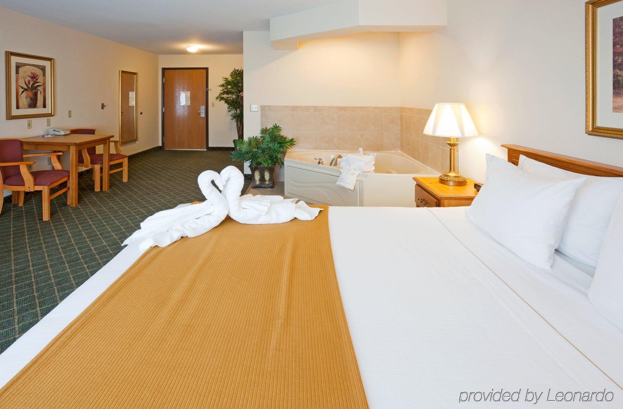 Holiday Inn Express Hotel & Suites Chanhassen By Ihg Exterior photo
