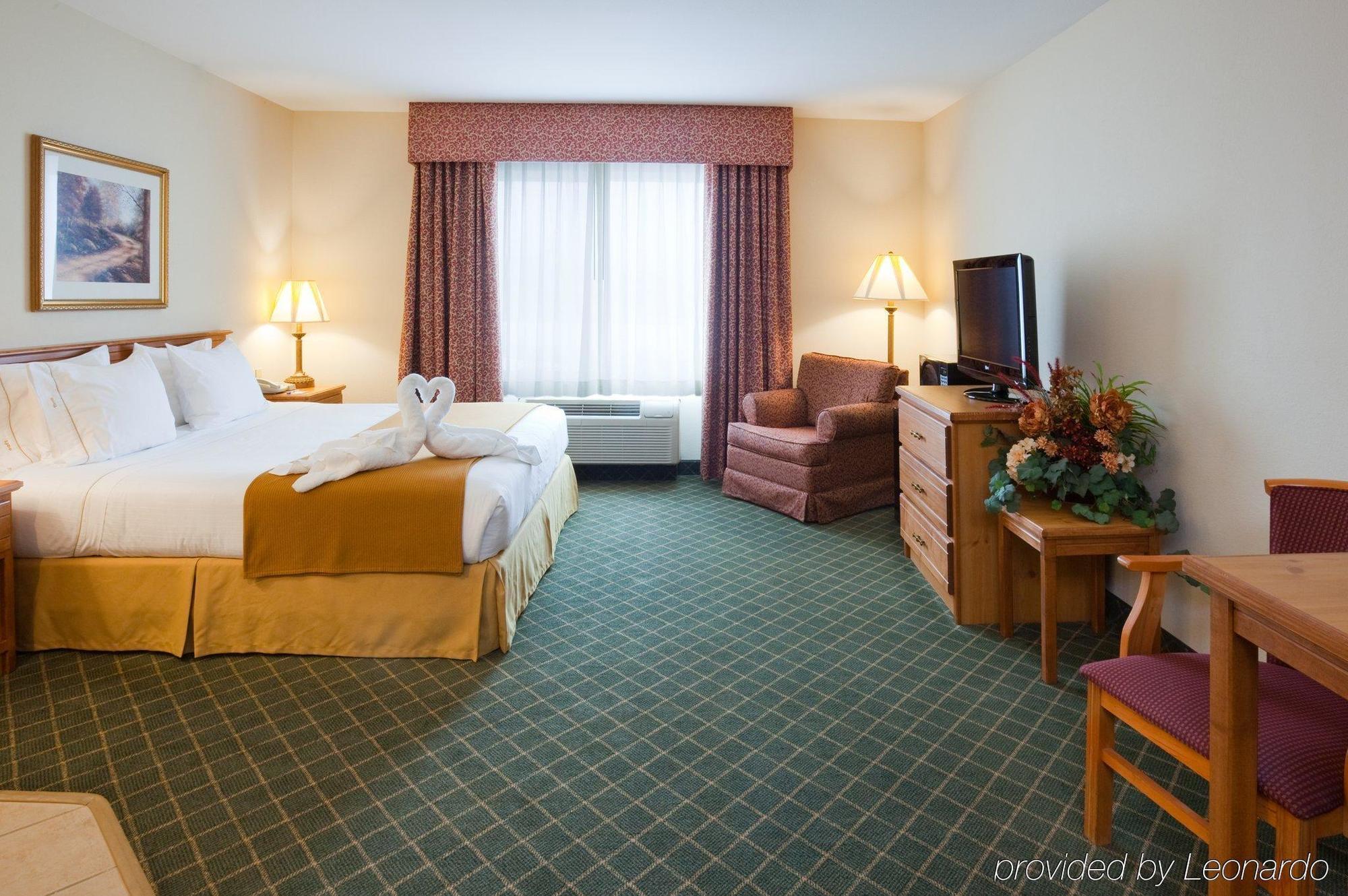 Holiday Inn Express Hotel & Suites Chanhassen By Ihg Room photo